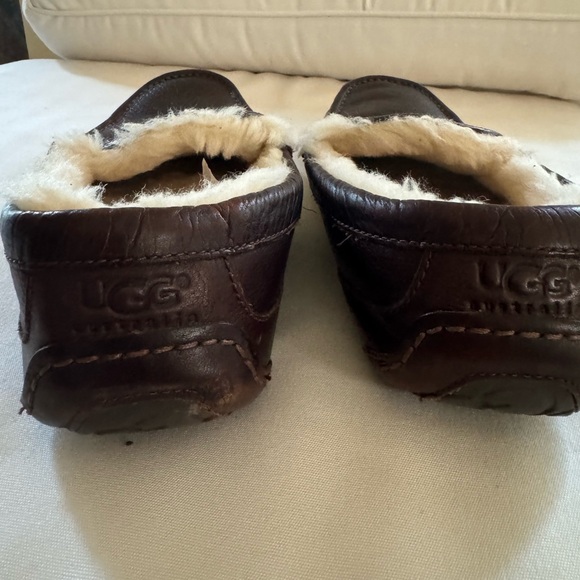 UGG Ascot leather sheepskin slippers. 🤎 - Picture 2 of 4